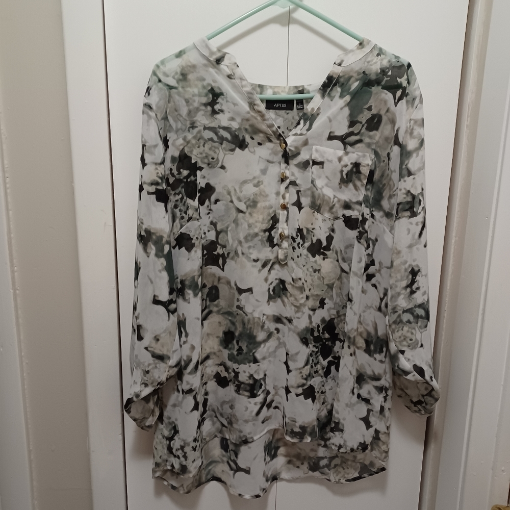 Apt. 9 Black & White Abstract Pattern Top